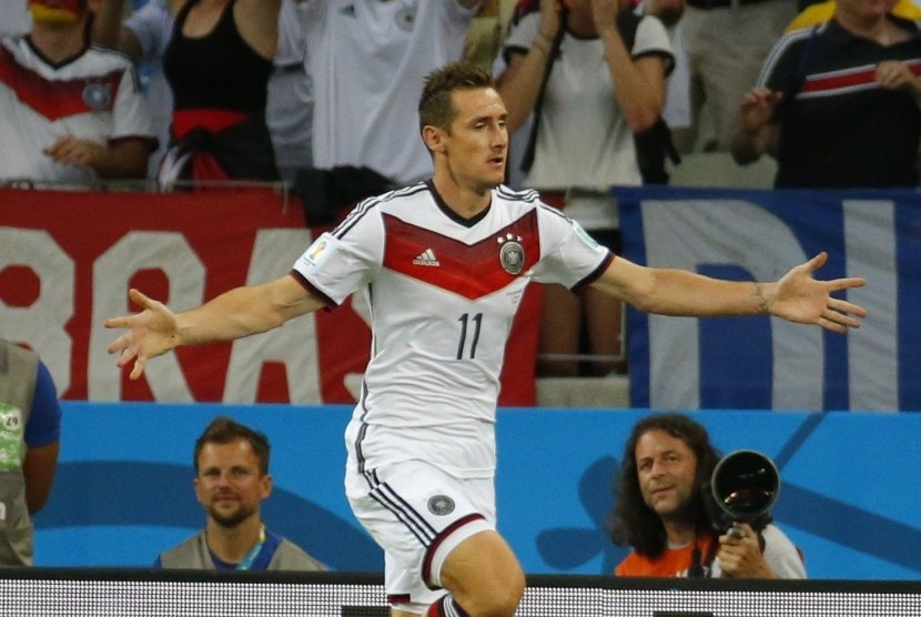 Germany's Miroslav Klose celebrates scoring a goal against Ghana during their 2014 World Cup Group G soccer match at the Castelao arena in Fortaleza June 21, 2014.