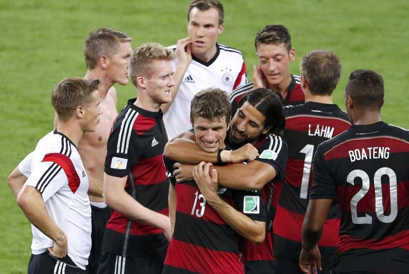 Germany's players celebrate after winning their 2014 World Cup semi-finals against Brazil at the Mineirao stadium in Belo Horizonte July 8, 2014.