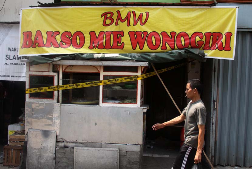 Gerobak Bakso Babi Disegel: Warga melintas di depan gerobak bakso mie milik Sutiman Wasis Utomo (45 tahun) yang disegel Polisi di RT 07/08 Kelurahan Pekojan, Kecamatan Tambora, Jakarta Barat, Rabu (7/5). 