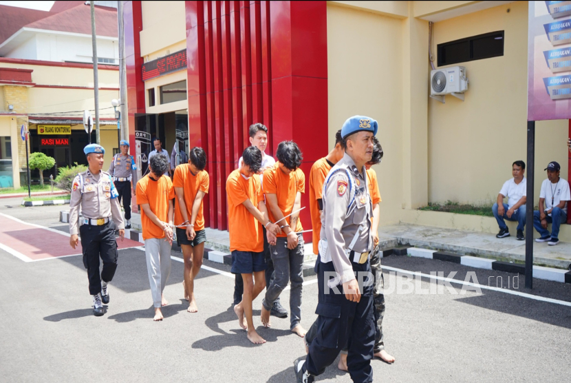 Gerombolan pemuda berjumlah 11 orang yang merusak sepeda motor warga, gerobak pedagang serta mengambil telepon genggam hingga membacok warga di Kecamatan Pameungpeuk, Kabupaten Bandung, Ahad (15/12/2024) dini hari berhasil ditangkap. Barang bukti seperti senjata tajam pun berhasil disita. 