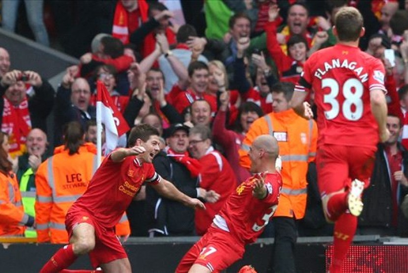 Gerrard merayakan gol Martin Skrtel