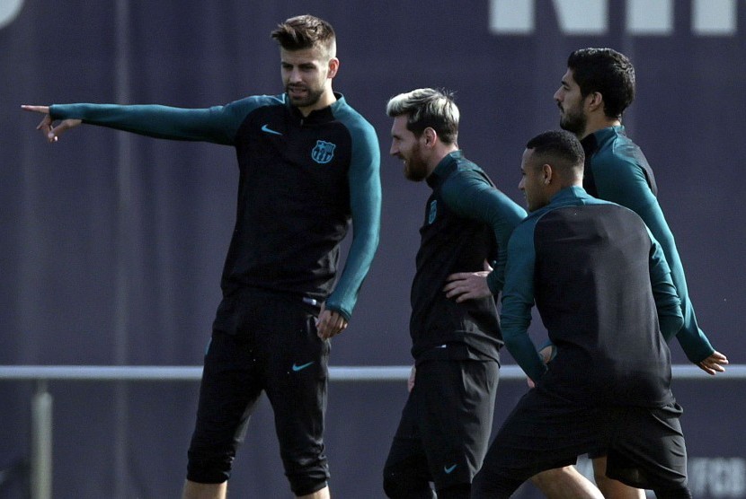 Gerard Pique (kiri) dalam sebuah sesi latihan bersama Barcelona belum lama ini. Pique baru pulih dari cedera sejak Oktober.