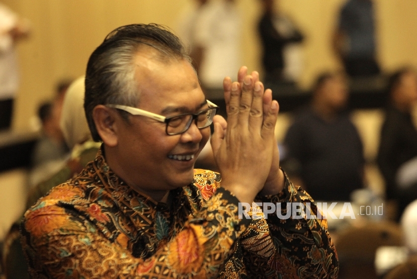 Gestur Mohammad Saleh kepada audiens setelah  terpilih sebagai  Ketua DPD RI pada rapat Paripurna Luar Biasa DPD, Nusantara V Gedung Parlemen, Senayan, Jakarta, Selasa (11/10).