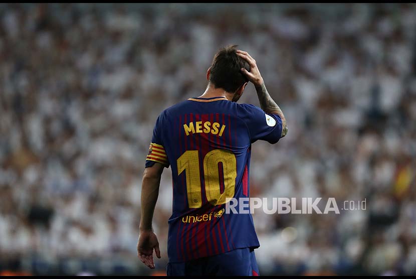 Gestur striker Barcelona Lionel Messi pada pertandingan leg ke-2 Piala Super Spanyol antara Real Madrid vs Barcelona FC di Stadion Santiago Bernabeu, Madrid, Spanyol, Kamis (17/8) pagi.