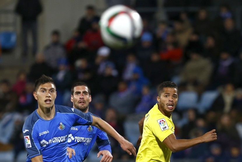 Getafe's Emiliano Velazquez (L), teammate Alvaro Arroyo (C) and Villarreal's Giovani Dos Santos (R) eye the ball during their Spanish King's Cup quarterfinal second leg soccer match at Colisseum Alfonso Perez stadium in Getafe, outside Madrid January 29, 2