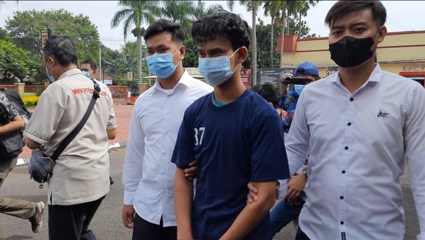 GG (19 tahun), anggota kelompok bermotor pelaku penganiayaan terhadap pengendara motor berinisial IN di pinggir Jalan Sukamanah, Solokan Jeruk Kabupaten Bandung, Kamis (18/11). Mereka berhasil diamankan setelah satu hari kejadian. 
