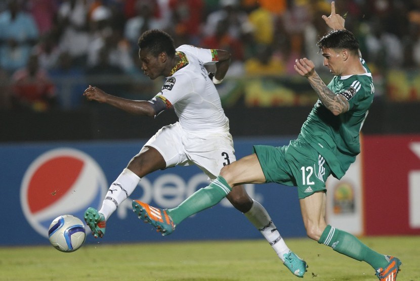 Ghana's Asamoah Gyan kicks the ball past Algeria's Carl Medjani to score the winning goal during their 2015 African Cup of Nations Group C soccer match in Mongomo January 23, 2015.