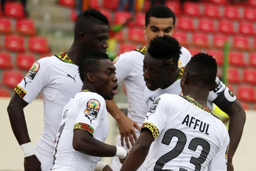 Christian Atsu merayakan gol bersama rekan-rekannya di Timnas Ghana.