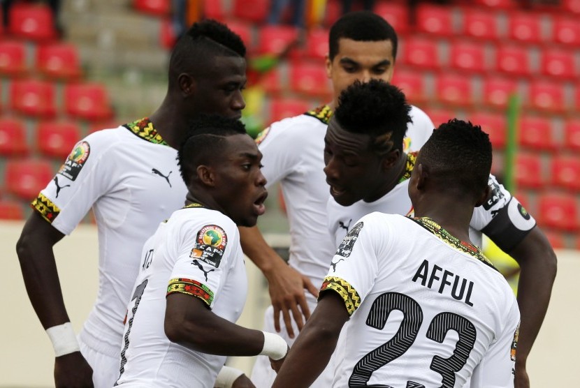 Ghana's Christian Atsu (2nd L) celebrates with team mates after scoring against Guinea in their quarter-final soccer match of the 2015 African Cup of Nations in Malabo February 1, 2015