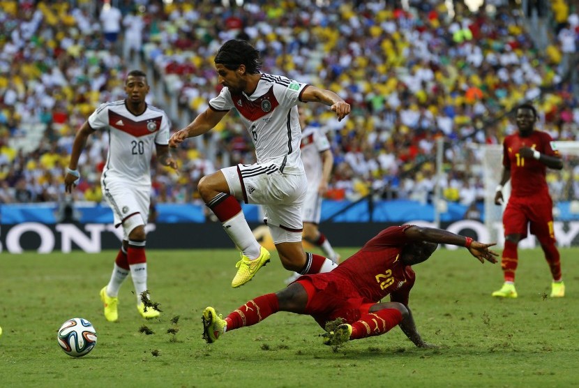 Ghana's Kwadwo Asamoah fights for the ball with Germany's Sami Khedira (top) during their 2014 World Cup Group G soccer match at the Castelao arena in Fortaleza June 21, 2014