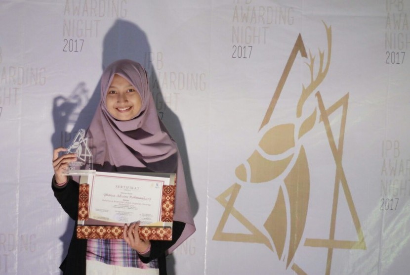 Ghania Ahsani Rahmadhani, mahasiswa IPB, juara pertama Lomba Tartil Quran tingkat nasional.