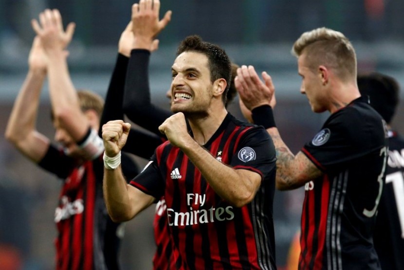 Giacomo Bonaventura merayakan kemenangan AC Milan atas Pescara. 1-0 bersama rekan-rekannya