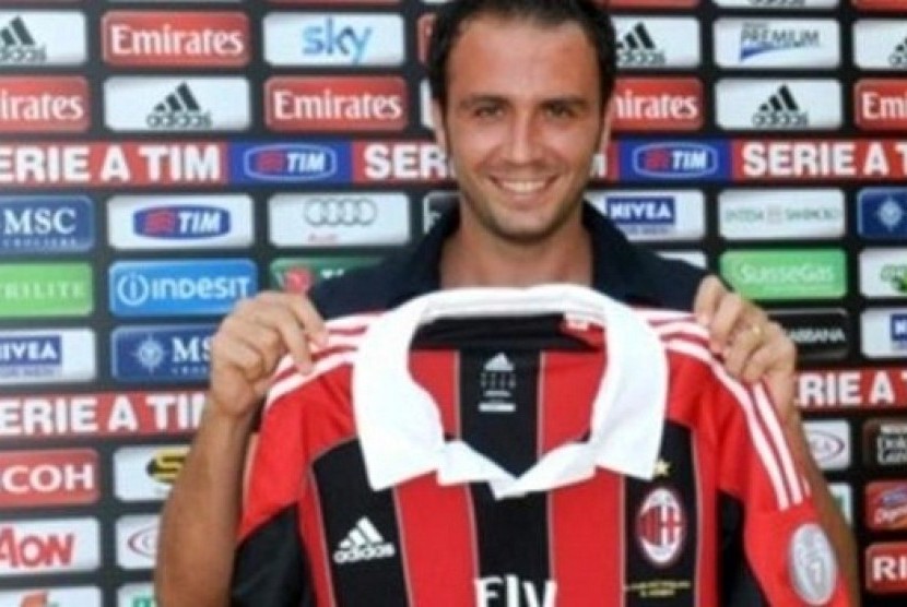 Giampaolo Pazzini resmi berkostum AC Milan.