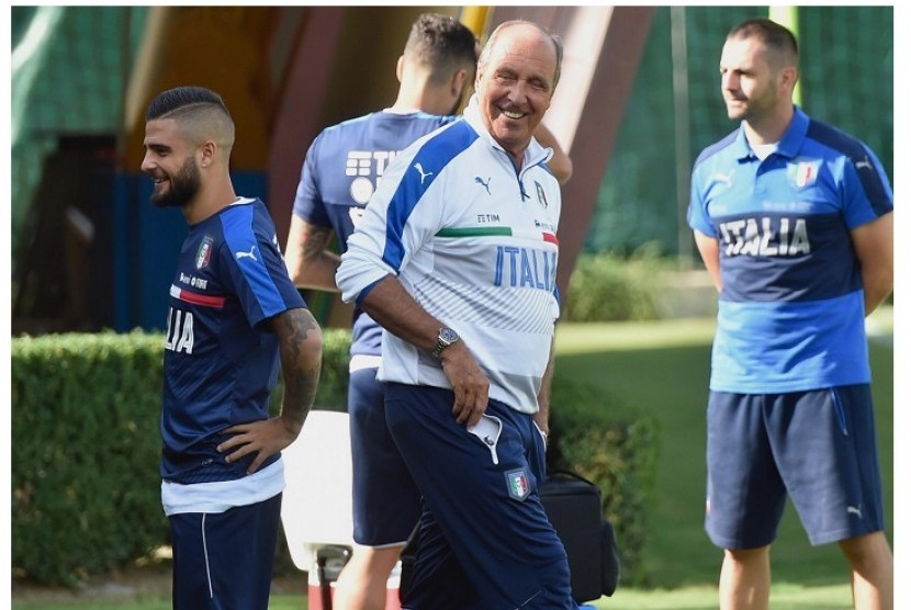 Giampiero Ventura (tengah).