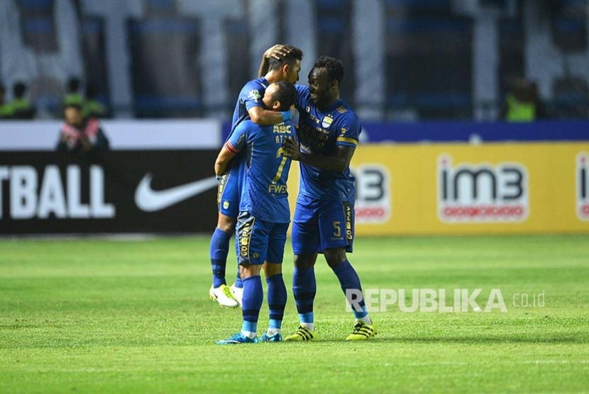 Gian Zola, Atep, dan Michael Essien merayakan gol balasan ke gawang Pusamania Borneo FC pada pertandingan putaran pertama Liga 1 di Stadion GBLA Bandung.