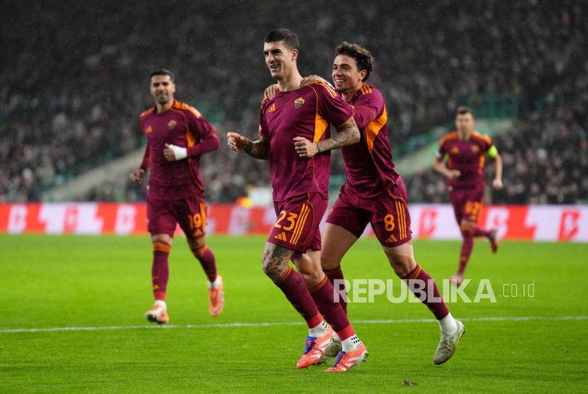 Gianluca Mancini dari Roma, tengah kiri, merayakan golnya selama pertandingan sepak bola Liga Europa antara Celtic dan Roma di Glasgow, Skotlandia, Jumat, 12 Desember 2025 WIB. 