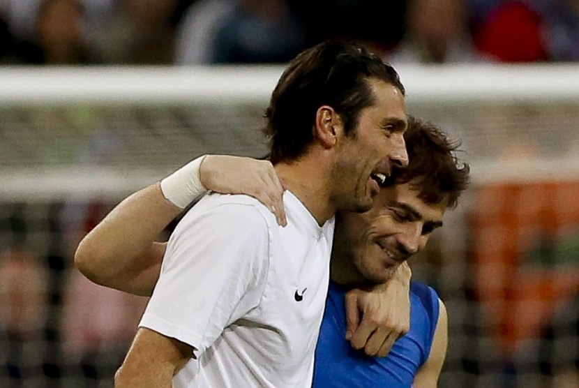 Gianluigi Buffon dan Iker Casillas.