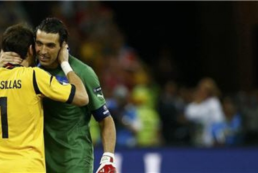 Gianluigi Buffon (dua kiri), kiper timnas Italia, memberikan selamat kepada kiper timnas Spanyol, Iker Casillas, usai laga final Piala Eropa 2012.