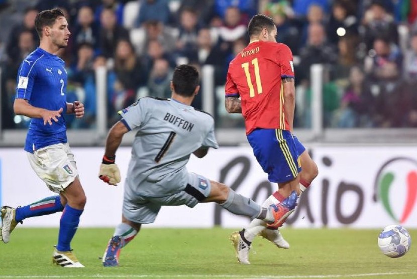 Gianluigi Buffon (tengah) membuat blunder saat menyapu bola sehingga membuat pemain Spanyol Vitolo (kanan) bisa mencetak gol.