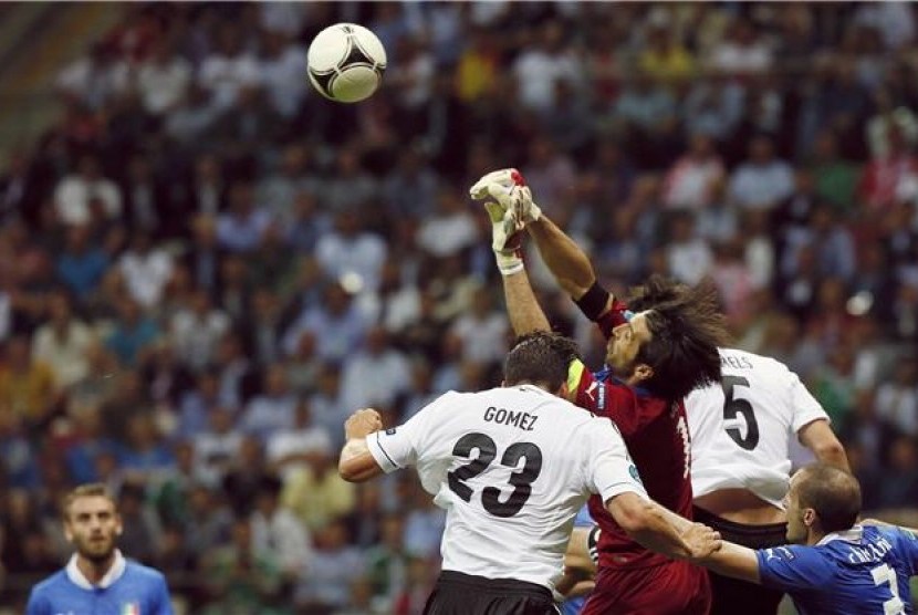 Gianluigi Buffon (tiga kanan), kiper timnas Italia, berjibaku menghalau bola saat menghadapi Jerman di semifinal Piala Eropa 2012. 