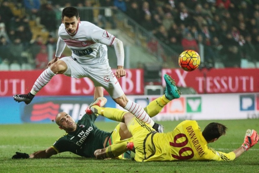 Gianluigi Donnarumma (kanan) berjibaku mengamankan gawangnya dari kebobolan.