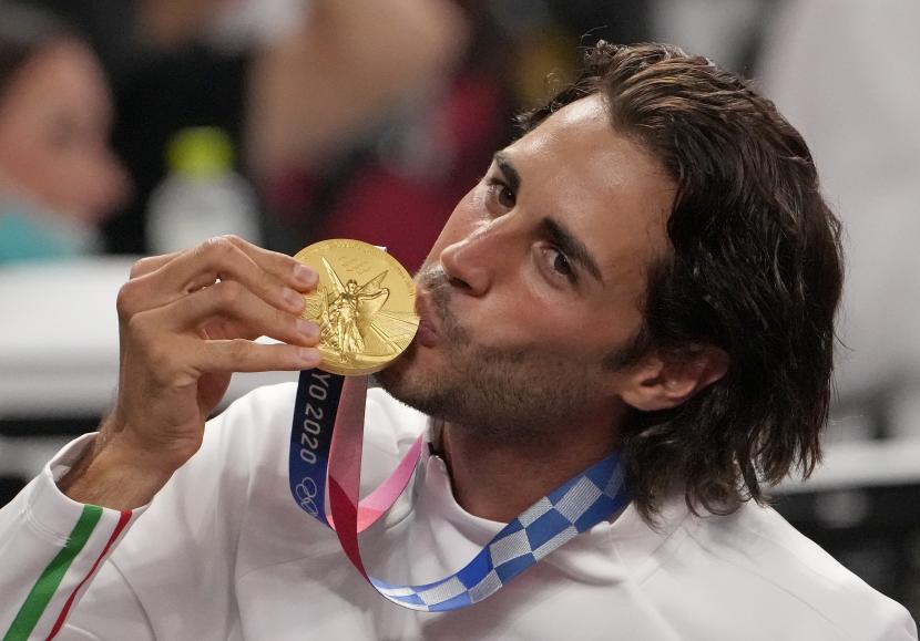Gianmarco Tamberi, dari Italia berpose dengan medali emasnya untuk lompat tinggi putra di Olimpiade Musim Panas 2020, Senin, 2 Agustus 2021, di Tokyo.