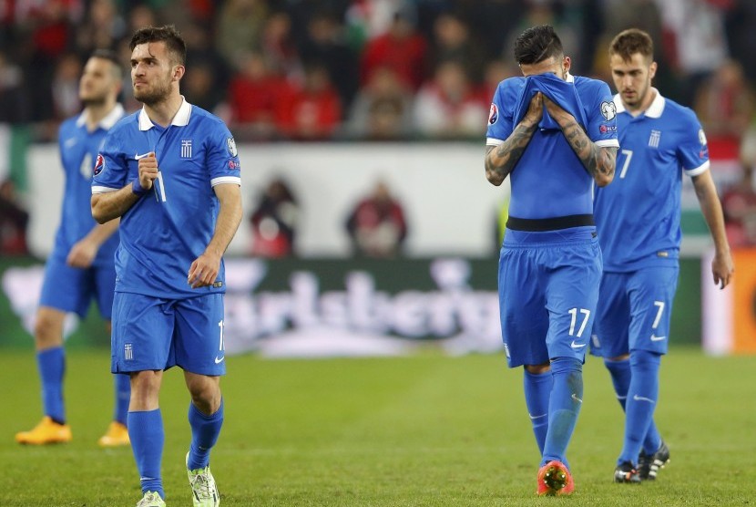 Giannis Gianniotas (L) and Stefanos Athanasiadis of Greece (2nd R) reacts after their Euro 2016 qualifying soccer match against Hungary in Budapest March 29, 2015. 