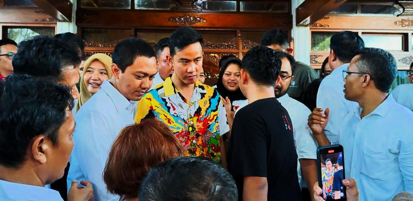 Gibran di acara relawan Jokowi-Gibran se-Jateng di Gedung Wanita, Solo. Walkot Solo Gibran Rakabuming siap keliling provinsi lain jadi jurkam Ganjar Pranowo.