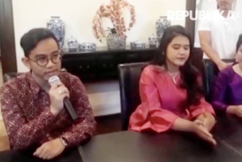 Gibran Rakabuming Raka (kiri) saat menjelaskan persiapan pernikahan adiknya, Kahiyang Ayu Putri dengan Bobby Nasution  