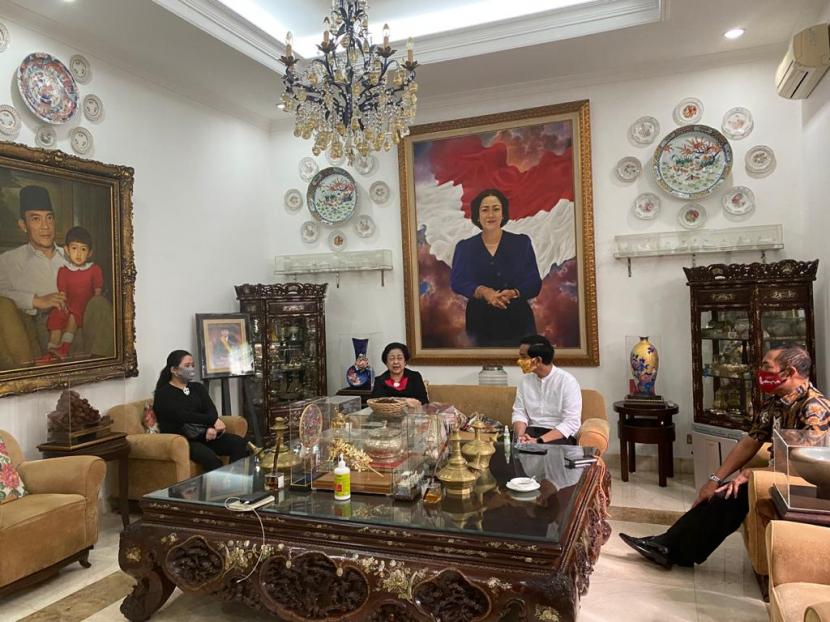 Calon wali kota Solo Gibran Rakabuming Raka menyambangi kediaman Ketua Umum Partai Demokrasi Indonesia Perjuangan (PDIP) Megawati Soekarnoputri di Jakarta Pusat, Rabu (5/8). 