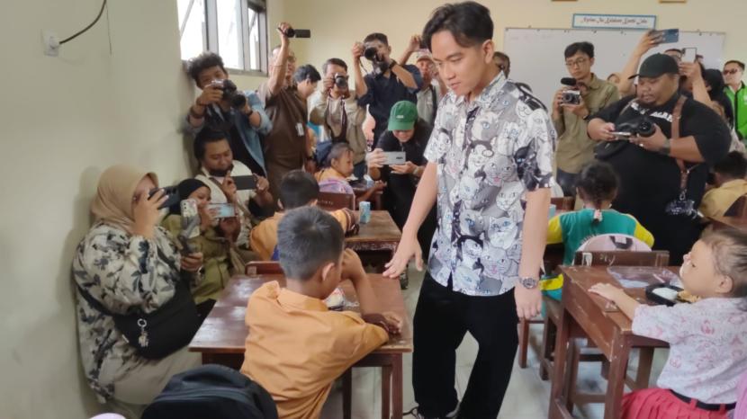 Wakil Presiden Terpilih Gibran Rakabuming Raka meninjau program makan bergizi gratis di SDN Tugu 120 Jebres, Kota Solo, Jawa Tengah, Jumat (26/7/2024). 