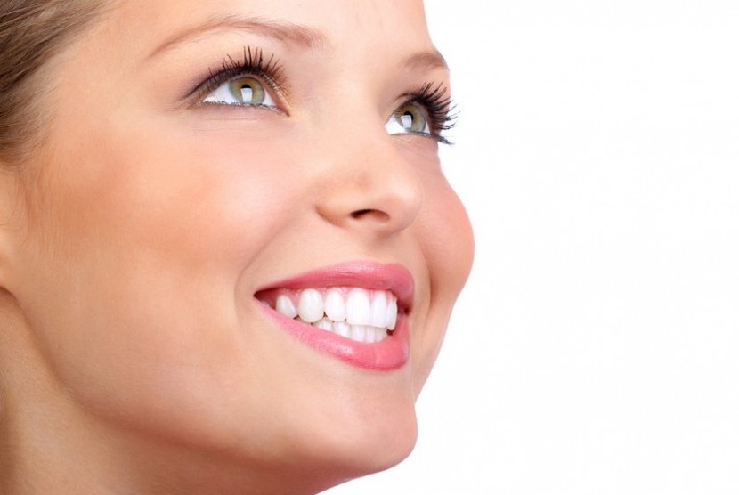 Gigi putih cemerlang. Lima Cara Alami Memutihkan Gigi di Rumah