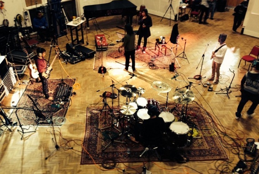 Gigi saat rekaman di Abbey Road Studio