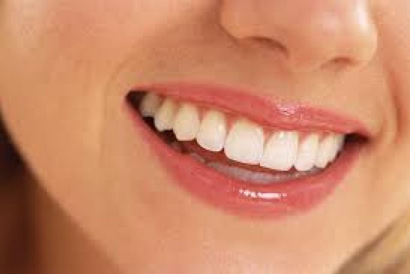 Gigi yang tumbuh di bagian depan mengganggu penampilan gigi secara menyeluruh.