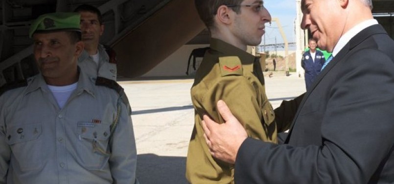 Gilad Shalit disambut PM Benyamin Netanyahu