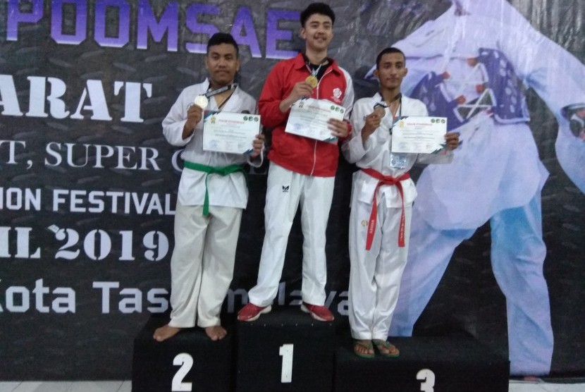 Gilang Rahmasyah, atlet Taekwondo STMIK Nusa Mandiri (podium nomor 2) menerima medali perak.