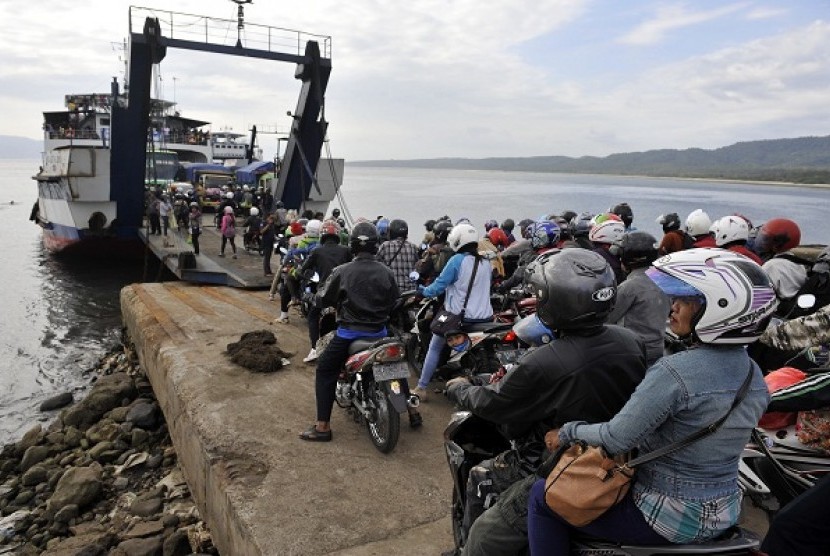 Pelabuhan Gilimanuk, Bali. Pengendara motor, mobil, dan bus diminta putar balik karena Pelabuhan Gilimanuk tak melayani angkutan penumpang selama pandemi Covid-19.