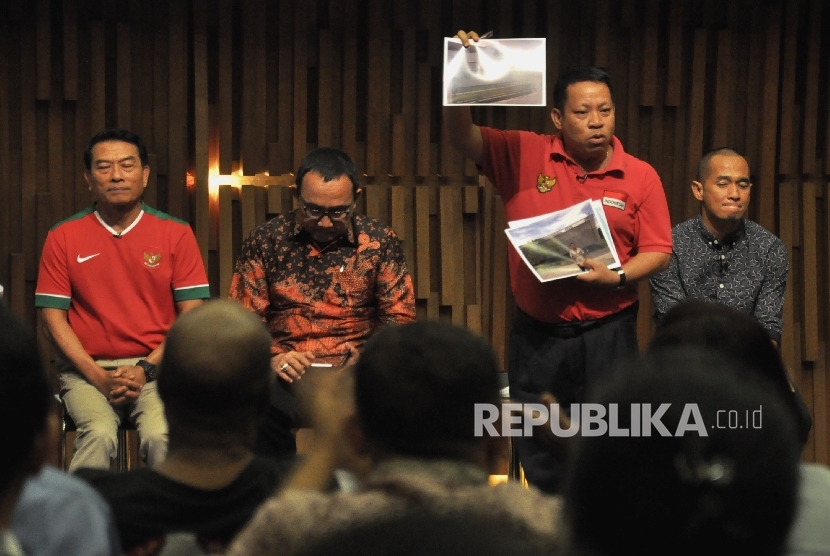 Sarman El Hakim (kedua kanan) menyampaikan visi misinya pada acara debat calon ketua umum PSSI periode 2016-2020 di Jakarta, belum lama ini.