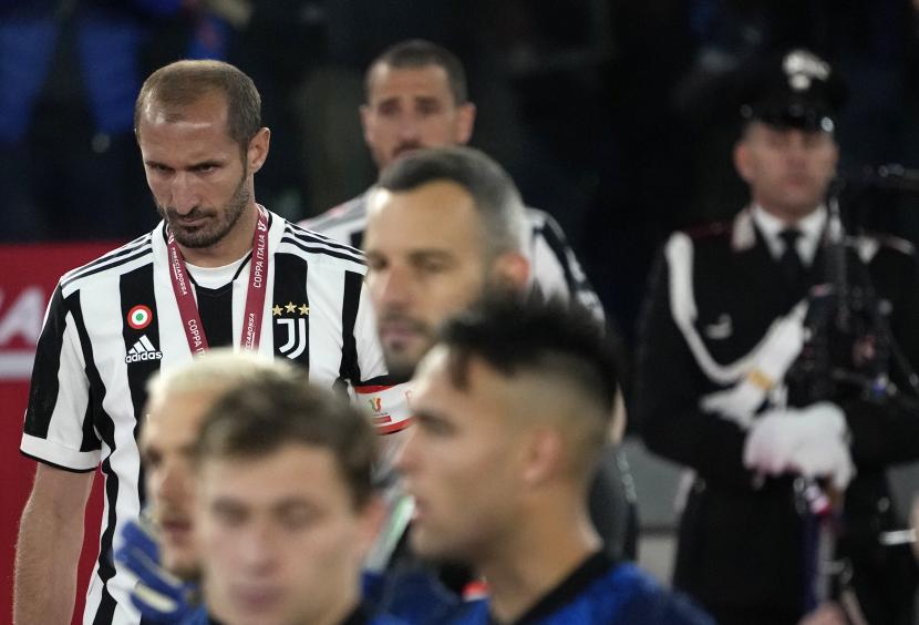Giorgio Chiellini dari Juventus (kiri) bereaksi setelah pertandingan sepak bola final Piala Italia antara Juventus dan Inter Milan di Stadio Olimpico di Roma, Italia, Kamis (12/5/2022).