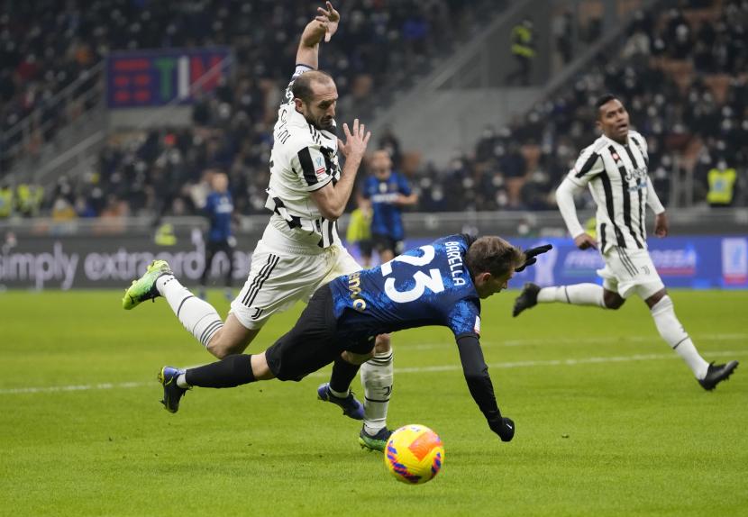 Giorgio Chiellini dari Juventus, kiri, berebut bola dengan Nicolo Barella dari Inter Milan.