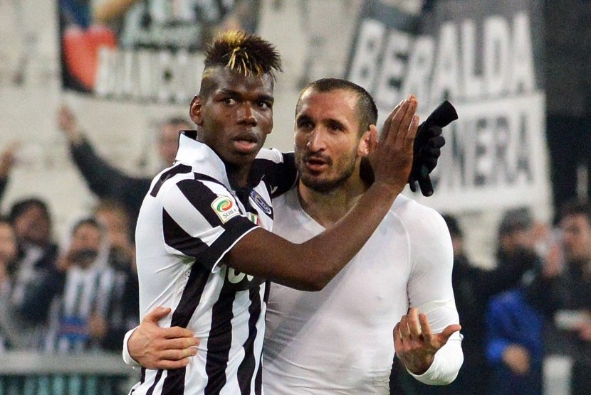 Giorgio Chiellini (kanan) dan Paul Pogba saat masih berseragam Juventus pada 2015.