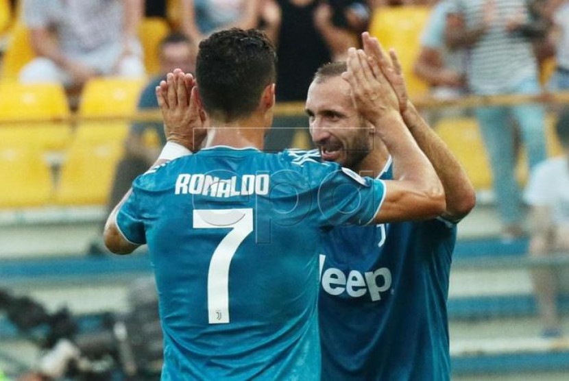 Giorgio Chiellini (kanan) dan Cristiano Ronaldo saat sama-sama membela Juventus.