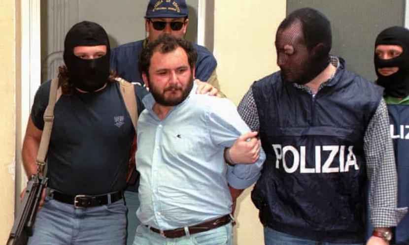 Giovanni Brusca bersama polisi Italia