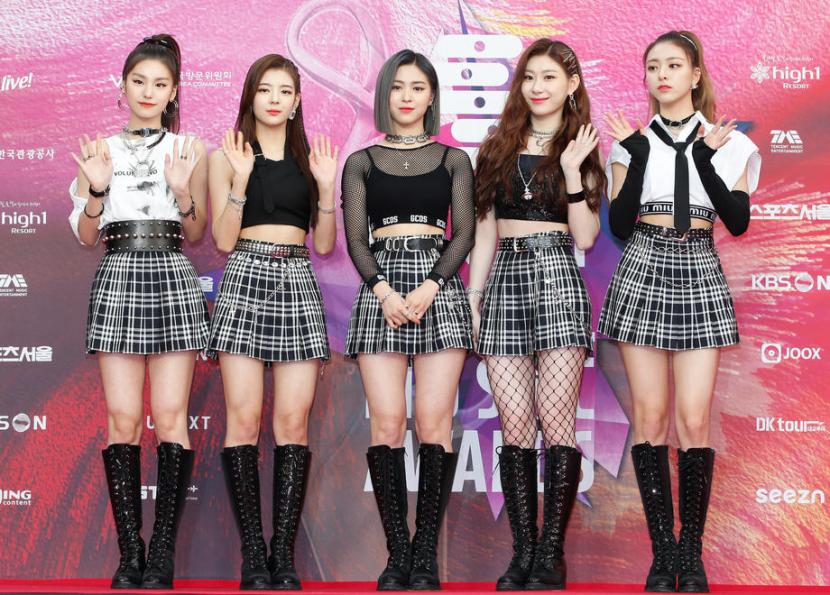 Girl group K-pop, ITZY. JYP Entertainment mengungkapkan bahwa Yeji (kiri) dan Lia (kedua dari kiri) ITZY positif Covid-19 dan menjalani isolasi mandiri. Kabar terbaru, Ryujin juga positif Covid-19.