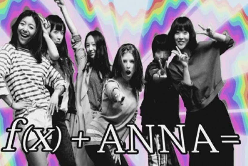 Girlband asal Korea Selatan f(x) tampil bersama dengan pemeran Twilight, Anna Kendrick dalam situs komedi Amerika 