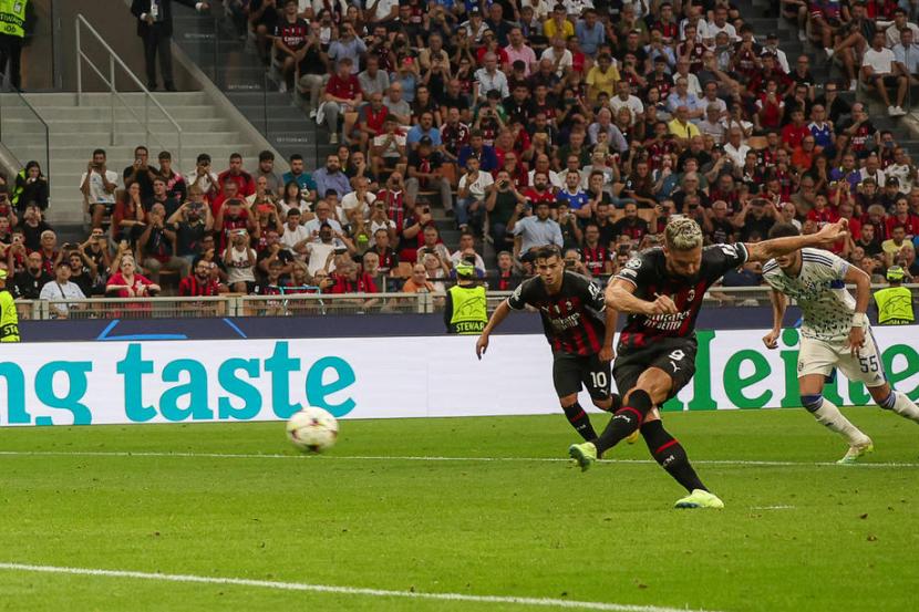 Giroud mencetak gol melalui penalti dalam laga AC Milan vs Dinamo Zagreb, Kamis (15/9/2022) dini hari WIB.