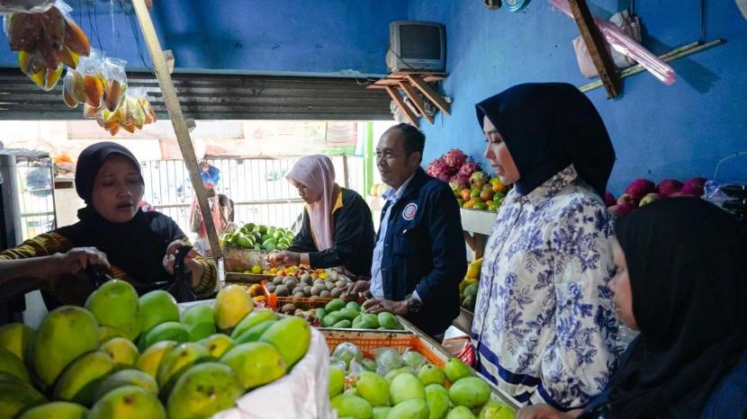 Gitalis Dwi Natarina, mendatangi pasar Cimindi untuk berkegiatan Grebek Pasar