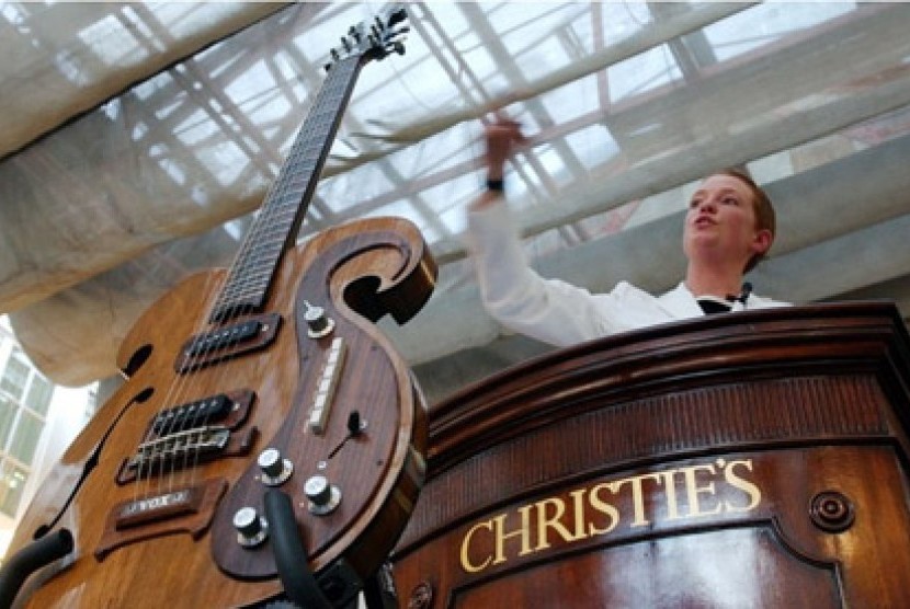 Gitar VOX langka yang dibuat untuk Lennon pada 1966. Gitar ini pernah juga dilelang Balai Lelang Christie di London pada Mei 2004 dengan harga 117, 250 poundsterling. 