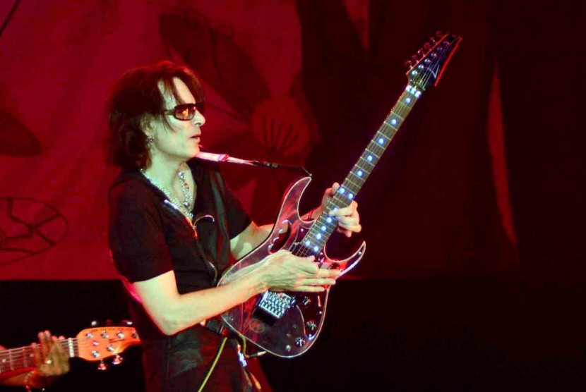 Gitaris asal Amerika Serikat, Steve Vai beraksi memainkan gitar dalam konser bertajuk 