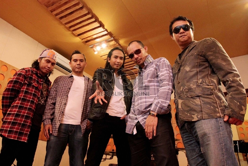 Gitaris band Padi, Ari Tri Sosianto (paling kanan) ditangkap aparat polres metro Jakarta Selatan atas kepemilikan narkoba jenis sabu 